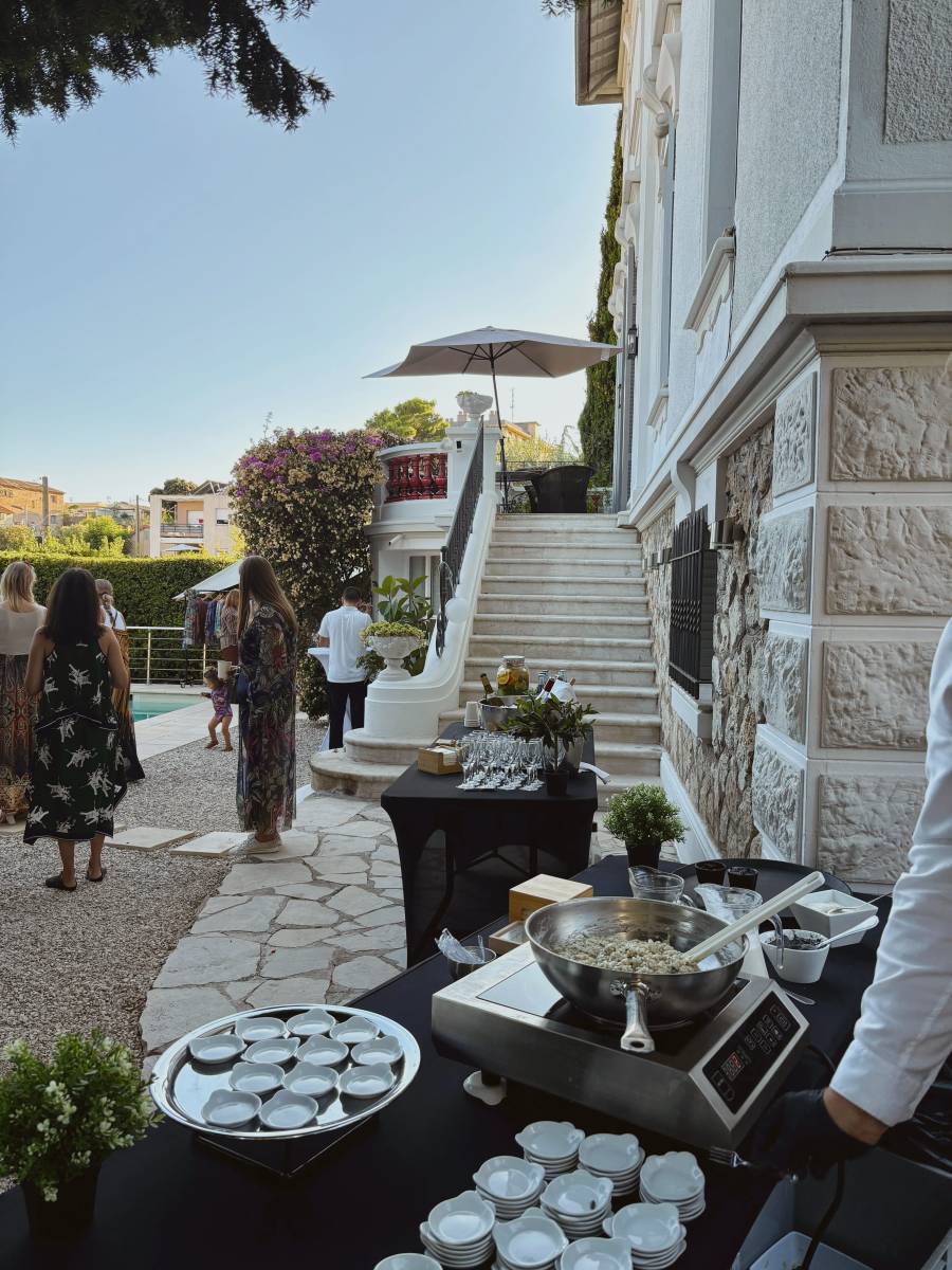 Atelier risotto minute en live cooking lors d'un cocktail dînatoire en villa sur la Côte d'Azur par Le Crystal Traiteur