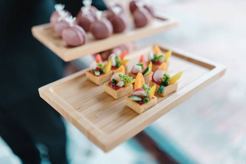 Des pièces cocktail salées créatives et gourmandes : macarons foie gras-pomme et paniers du jardin pour sublimer vos réceptions et cocktails d’entreprise.
