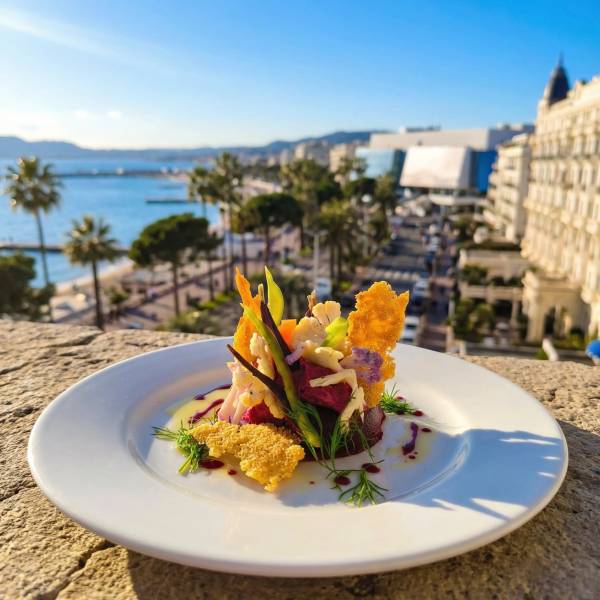 healthy et coloré : houmous de betterave et légumes croquants, avec vue sur Cannes et le Palais des Festivals.